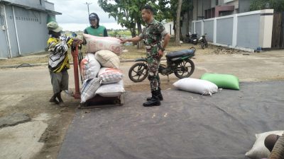Koramil 1602 Sindang Melaksanakan Komsos Pendampingan Kelompok Tani Terkait Penyerapan Gabah MT l 2025