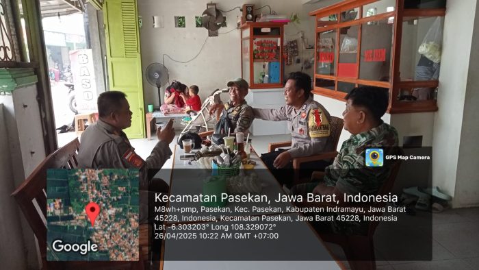 Babinsa Koramil 1602 Komsos Dengan Satpol PP dan Babinkantibmas Desa Pasekan