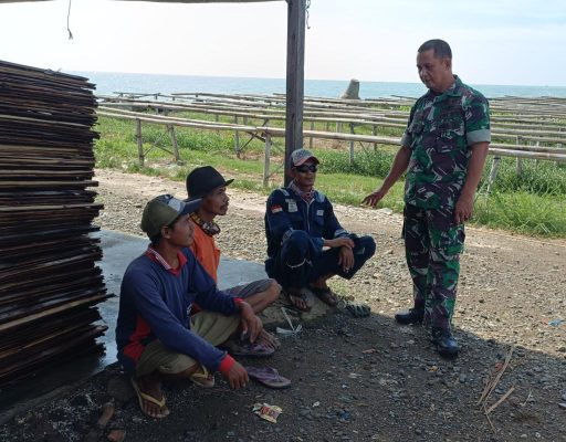 Melalui Kegiatan Komsos, Babinsa Koramil 1609 Juntinyuat Temui Warga Desa Binaan
