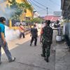 Cegah Penyebaran Penyakit DBD, Babinsa Koramil 1601/Indramayu Melaksanakan Pendampingan Fogging