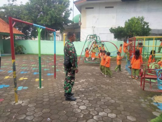 Babinsa Koramil 1601 Indramayu Melaksanakan Monitoring Pengamanan Siswa TK