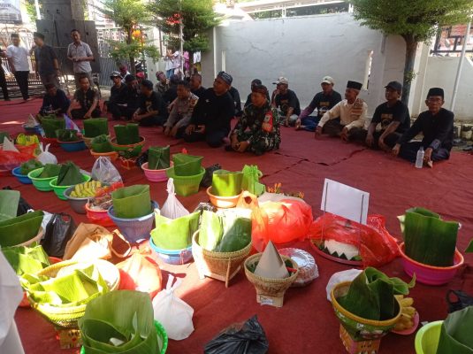 Lestarikan Adat Desa, Koramil 1601 Indramayu Menghadiri Kegiatan Mapag Sri Dengan Menggelar Do'a Bersama