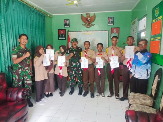 Koramil 1604 Jatibarang Melaksanakan Penyerahan Piagam Pada Siswa Persami Saka Wira Kartika