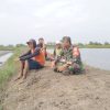 Kopda Suhardi Anggota Koramil 1611 Losarang Melaksanakan Komsos Bersama Petani Tambak Udang