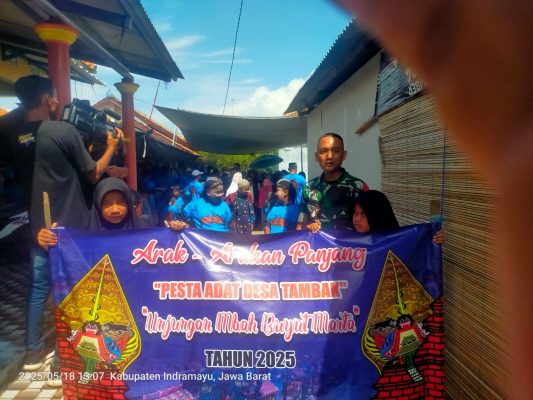 Koramil 1601/Indramayu Melaksanakan Pengamanan Kegiatan Pesta Adat Desa Tambak