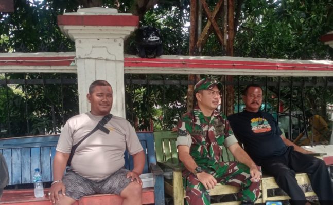 Himbau Tukang Ojek Jaga Kondusifitas, Babinsa Koramil 1602 Sindang Melaksanakan Komsos