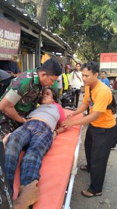 Kopda Suhardi, Bantu Evakuasi Laka Lantas Mobil Dumturk Dengan Sepeda Motor di Pertigaan Widasari