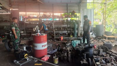 Babinsa Koramil 1602 Sindang Bersama Babinkamtibmas Melaksanakan Silahturahmi Di Bengkel Las