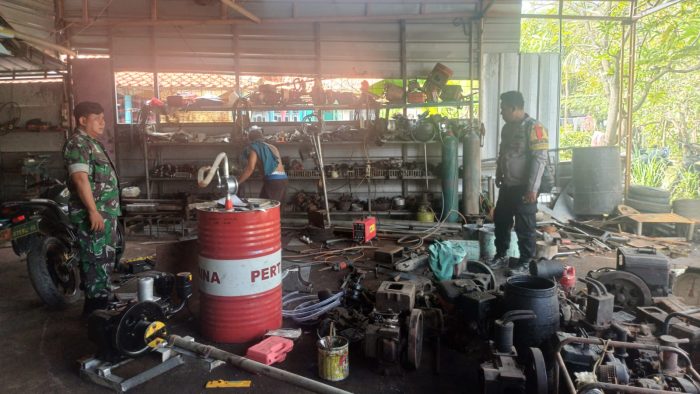 Babinsa Koramil 1602 Sindang Bersama Babinkamtibmas Melaksanakan Silahturahmi Di Bengkel Las