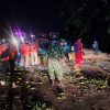 Gercep Koramil 1611 Losarang Bantu Evakuasi Pohon Randu Roboh Tutupi Jalan Pantura Desa Jumbleng