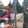 Babinsa Koramil 1611 Losarang Bersama Petugas Kebersihan Melakukan Pembersihan Sampah