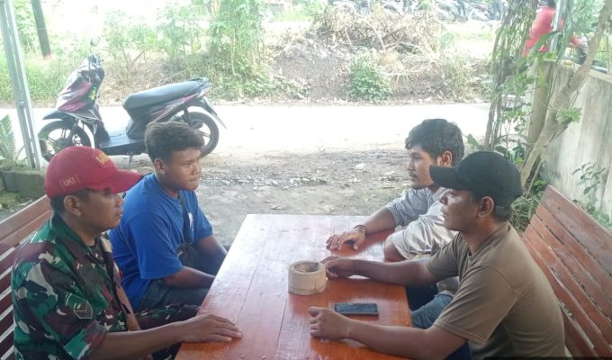Babinsa Koramil 1608 karangampel Komsos Bersama Warga Masyarakat Desa Dukuh Jeruk