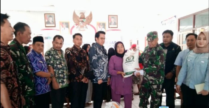 Danramil 1602 Sindang Monitoring Pendistribusian Bantuan Pangan Cadangan Beras Pemerintah Desa Panyingkiran Kidul