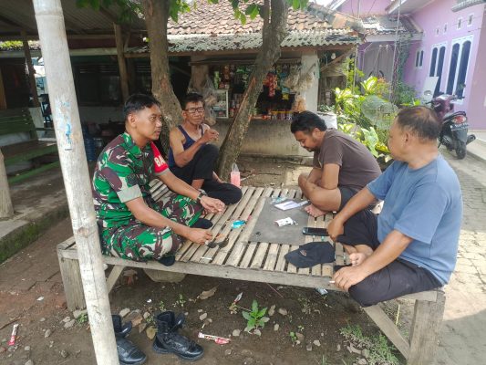 Serka Budiarto Anggota Koramil 1604/Jatibarang Bersama Masyarakat Desa Pawidean Jatibarang