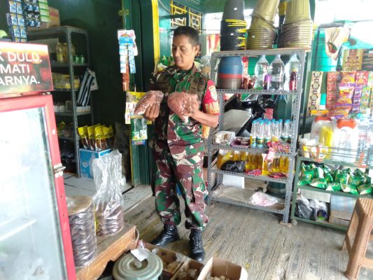 Cegah Penimbunan Barang Sembako, Babinsa Koramil 1609 Juntinyuat Monitoring Harga Bahan Pokok