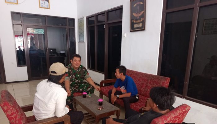Babinsa Koramil 1602 Sindang Koptu Yudha Afriyanto Komsos Bersama Perangkat Desa Panyingkiran Lor