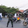 Rutinitas Pagi Hari, Babinsa Koramil 1609 Juntinyuat Bantu Masyarakat Dan Anak Sekolah Menyebrang Jalan Raya
