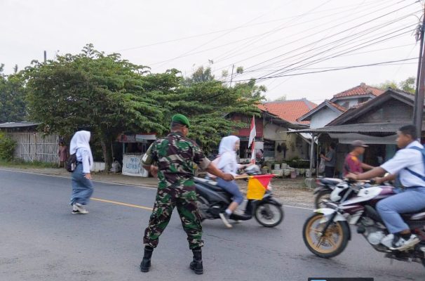 Rutinitas Pagi Hari, Babinsa Koramil 1609 Juntinyuat Bantu Masyarakat Dan Anak Sekolah Menyebrang Jalan Raya
