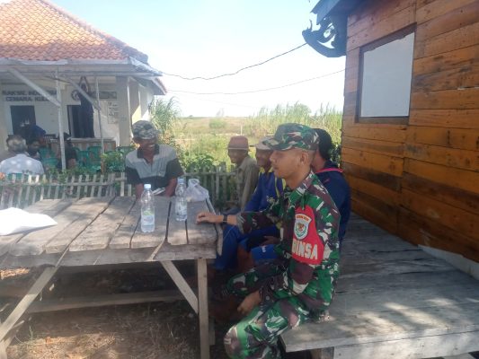 Babinsa Koramil 1611 Losarang Komsos Bersama Petani Garam Desa Cemara Kulon