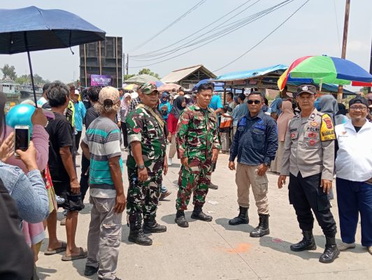 Personil Koramil 1601 Indramayu Melaksanakan Pengamanan Adat desa Pabeanudik Unjungan Buyut Jaka Dolog