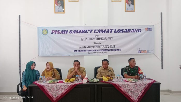 Danramil 1611/Losarang Kapten Inf Waryadi Menghadiri Acara Pisah Sambut Camat Losarang