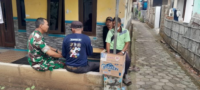 Babinsa Koramil 1602 Sindang Komsos Dengan Ketua RW 005 Blok C Desa Panyindangan Wetan