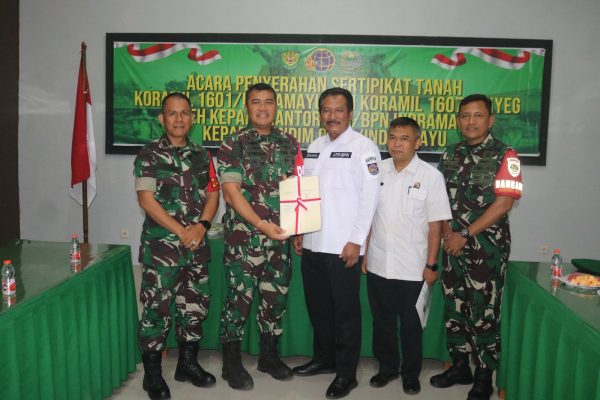 Dandim 0616 Indramayu Letkol Inf Yanuar Setyaga Menerima Sertipikat Hak Atas BMN Dari Kantor Pertanahan Kabupaten Indramayu