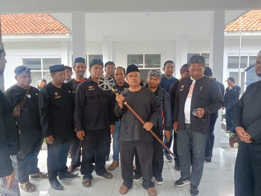 Woww Keren Kuwu Desa Pawidean H. Warsono Berwibawa Pegang Pusaka Cakra Udaksana