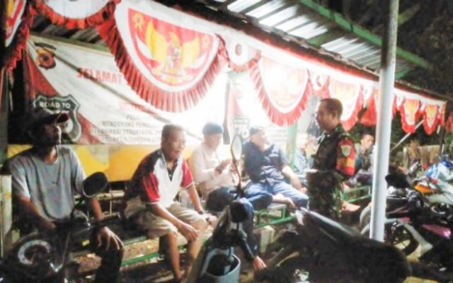 Wujudkan Lingkungan Aman, Personil Koramil 1608 Karangampel Laksanakan Patroli Siskamling