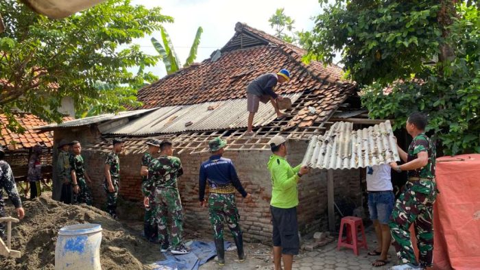Satgas TMMD ke-126 Laksanakan Pembongkaran Rutilahu Milik Warga Desa Longok