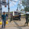 Cerminkan Semangat Kebersamaan, Satgas TMMD Ke-126 Bersama Warga Berjibaku Gotong Angkat Material