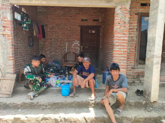 Satgas TMMD Ke-126 Jalin Keakraban Dengan masyarakat Sekitar Lewat Kegiatan Komsos