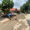 Perlancar Saluran Air, Satgas TMMD Bersama Masyarakat Laksanakan Pembuatan Drainase
