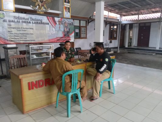 Babinsa Koramil 1603 Lohbener Komsos Bersama Pamongdesa Larangan
