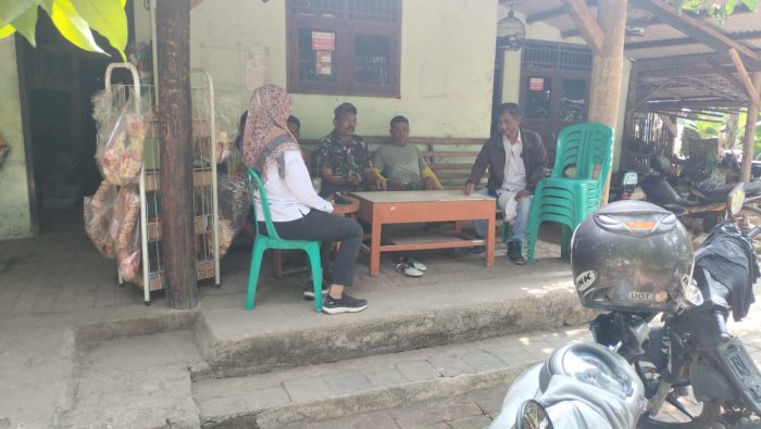 Babinsa Koramil 1605/Sukagumiwang Komsos Bersama Masyarakat Desa Manguntara