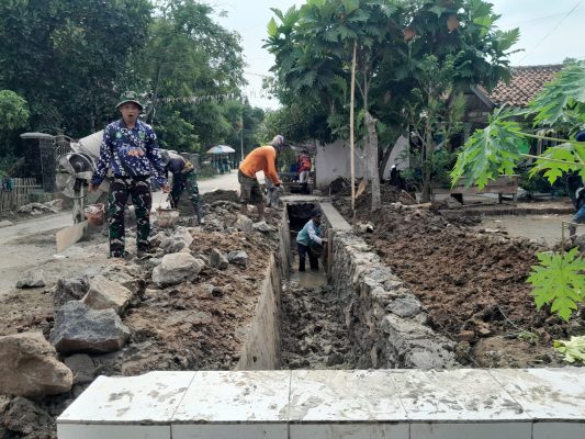 Bahu Membahu Melaksanakan Pekerjaan, Satgas TMMD Ke-126 Lanjutkan Pembangunan Drainase