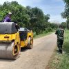 Lancarkan Ekonomi Masyarakat, Satgas TMMD ke-126 Laksanakan Pengerjaan Hotmix Jalan di Desa Longok