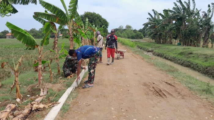 Anggota Satgas TMMD Ke-126 Lanjutkan Pembangunan Jalan Rabat Beton Anggota Satgas TMMD Ke-126 Lanjutkan Pembangunan Jalan Rabat Beton