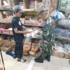 Babinsa Koramil 1603 Lohbener Melaksanakan Pemantauan Harga Kebutuhan Bahan Pokok Sembako