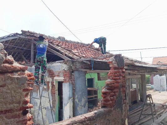 Satgas TMMD Ke-126 Laksanakan Pembongkaran Rumah Rutilahu Milik Ibu Narsitem di Desa Longok
