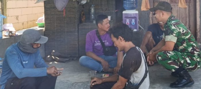 Babinsa Koramil 1608 Karangampel Komsos Dengan Warga Desa Jayalaksana Kecamatan Kedokanbunder