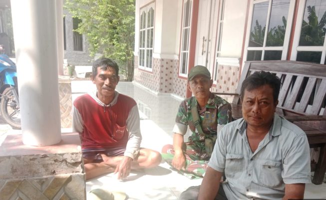 Babinsa Koramil 1602 Sindang Komsos Bersama Masyarakat Tani Desa Brondong