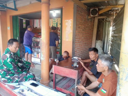 Anggota Koramil 1605/Sukagumiwang Melaksanakan Komsos Bersama Masyarakat