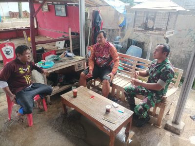 Jalin Silaturahmi Di Wilayah Binaan, Babinsa Koramil 1602 Sindang Komsos Dengan masyarakat Desa Pabean ilir