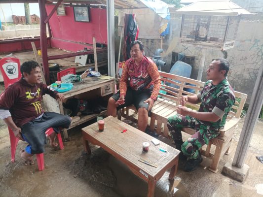 Jalin Silaturahmi Di Wilayah Binaan, Babinsa Koramil 1602 Sindang Komsos Dengan masyarakat Desa Pabean ilir