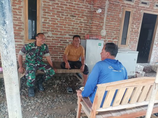 Tingkatkan Sinergitas TNI Dengan Masyarakat, Babinsa Koramil 1602 Sindang Komsos Dengan Warga