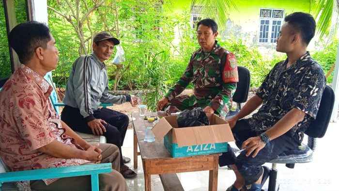Babinsa Koramil 1602 Sindang Komsos Bersama Warga Masyarakat Desa Cantigi Kulon