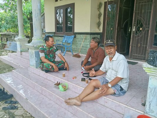 Babinsa Koramil 1602 Sindang Komsos Dengan Tokoh Masyarakat Desa Panyindangan Wetan