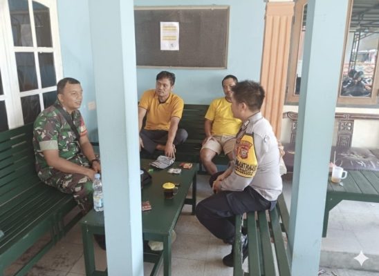 Babinsa Koramil 1608 Karangampel Komsos Bersama Warga Desa Pringgacala