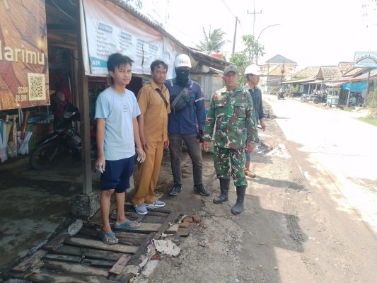 Sertu Taryudi Anggota Koramil 1611/Losarang Komsos Bersama Masyarakat Desa Ranjeng